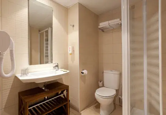  Hotel Roissy Lourdes Salle de bains avec douche