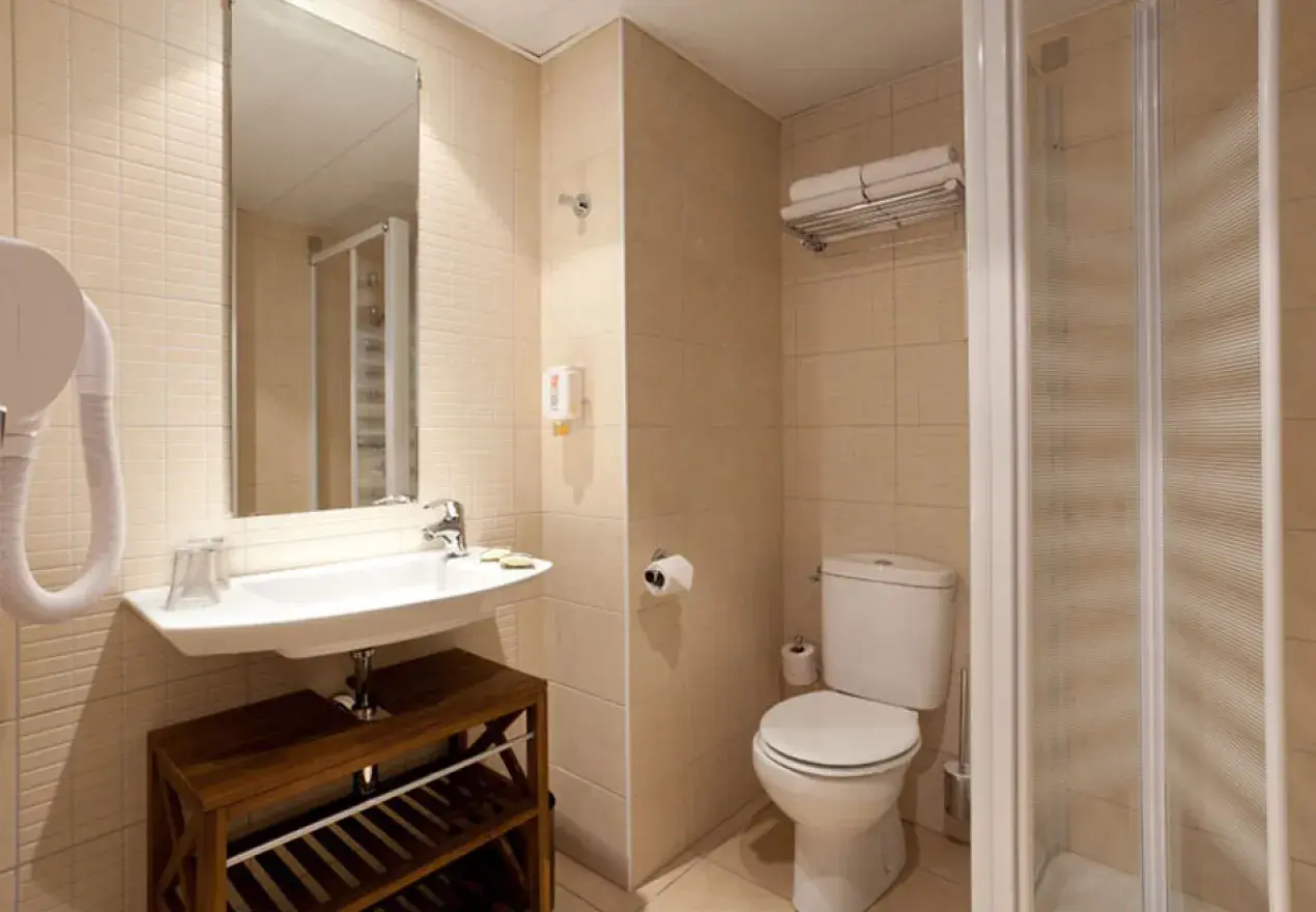  Hotel Roissy Lourdes double comfort bath room